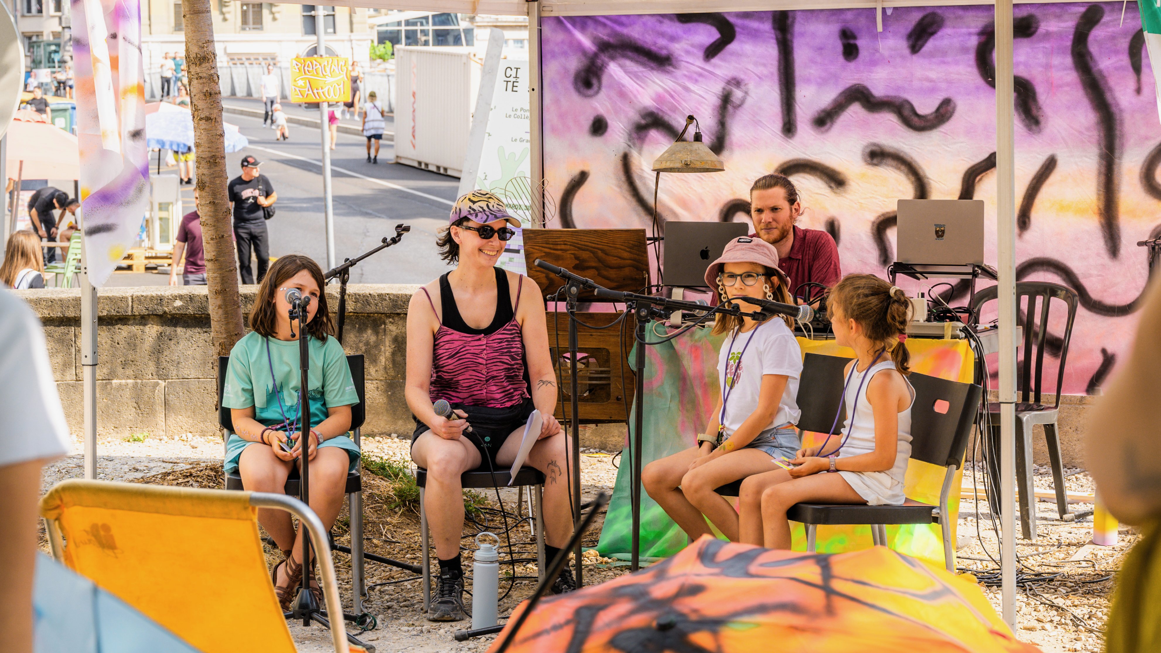 Les enfants animent l'émission de radio avec Pintozor Prod. au Talus Curtat © Love Liebmann Les enfants animent l'émission de radio au Talus Curtat